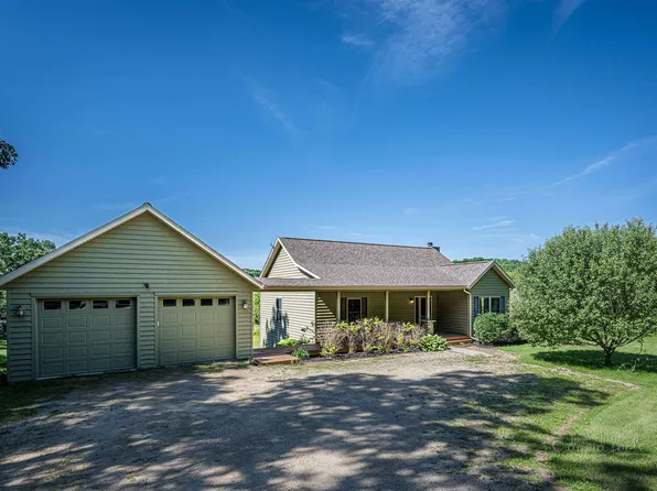 18 Heatherdowns Ln, Galena, IL 61036