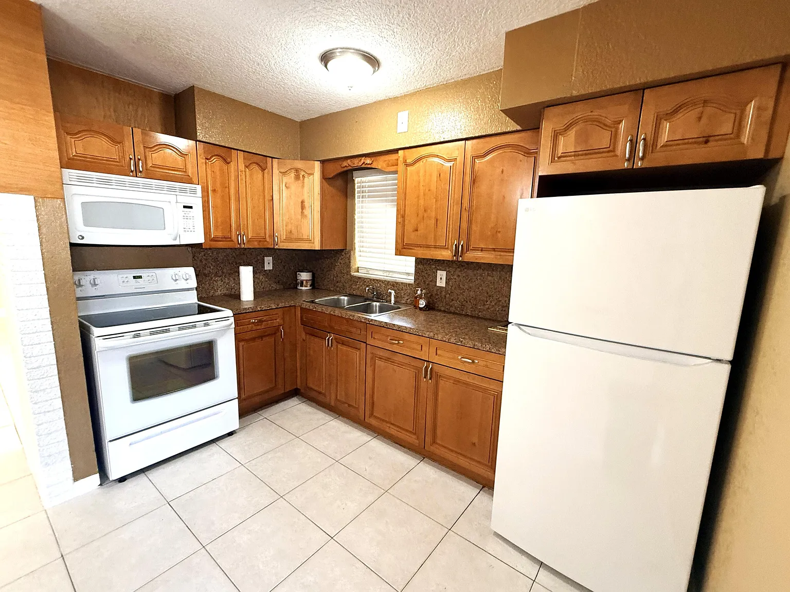 2 bed, 2.0 bath, 1000 sqft, $2,500 — Photo 2
