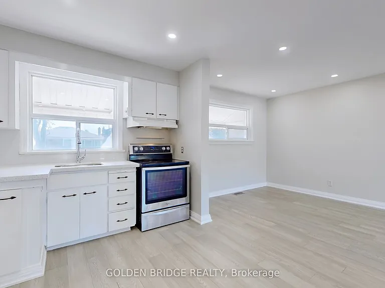 438 Centre St E — Photo 8