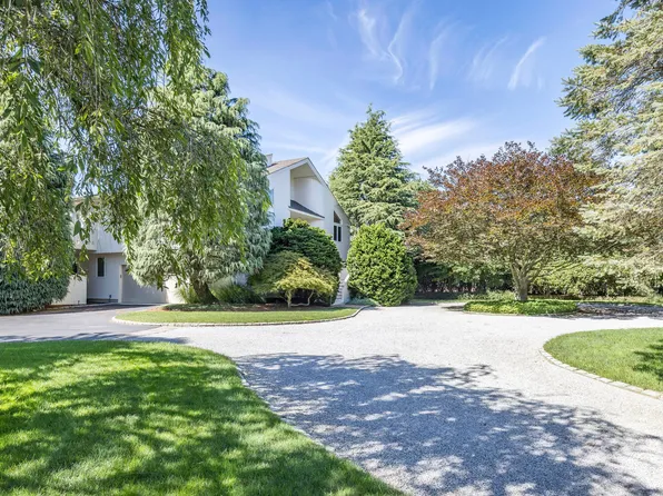 28 Brennans Moor, Water Mill, NY 11976