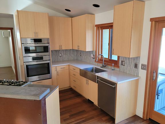 Kitchen - stainless appliances, gas stove, bamboo cabinets
