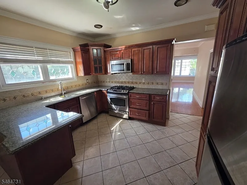3 bed, 1.0 bath, $2,400 — Photo 2
