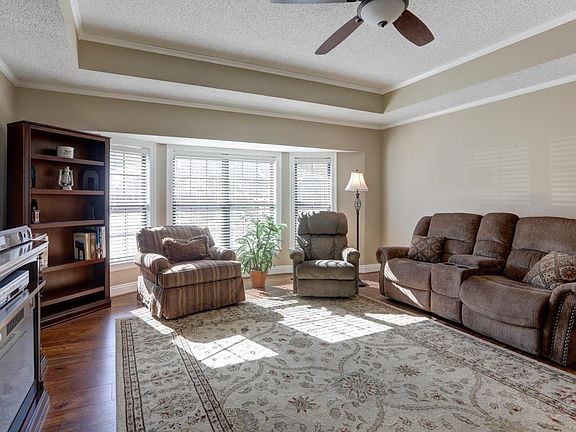 3rd image of 118 Avery Dr