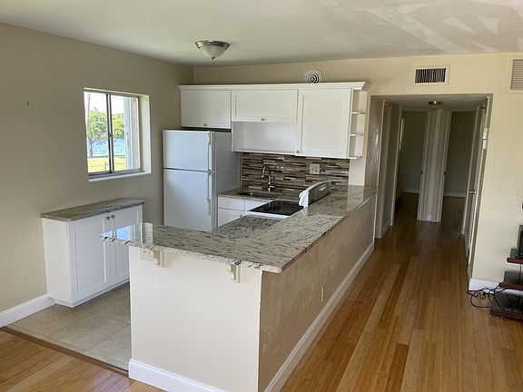 5th image of 2020 Lake Osborne Dr APT 11