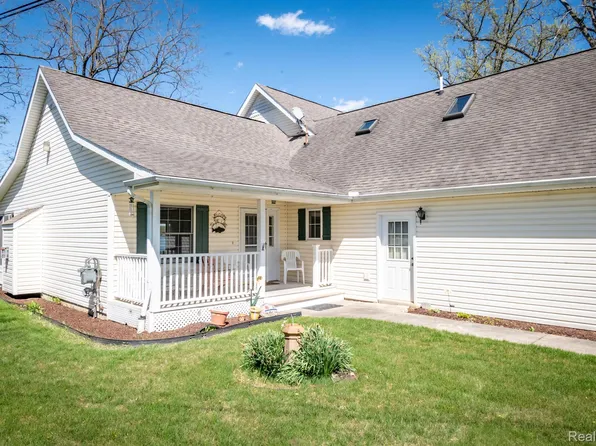 8719 Lagoon Dr, Brighton, MI 48116