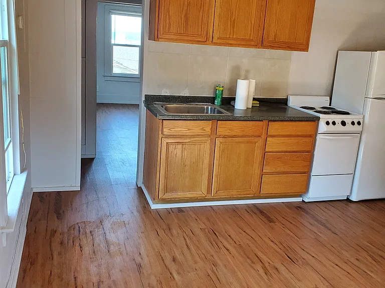 305 W 4th St — Photo 3