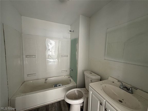 5th image of 1068 E 68th St