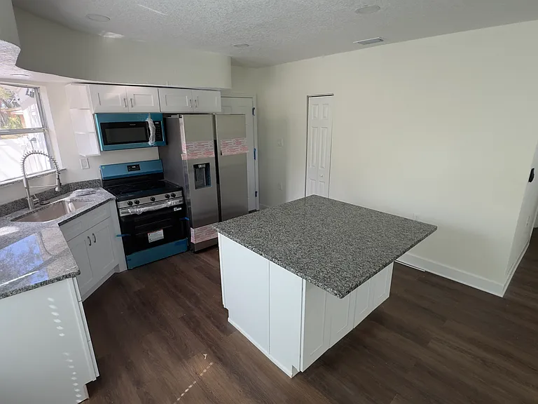 2223 W Harbor Dr S — Photo 2
