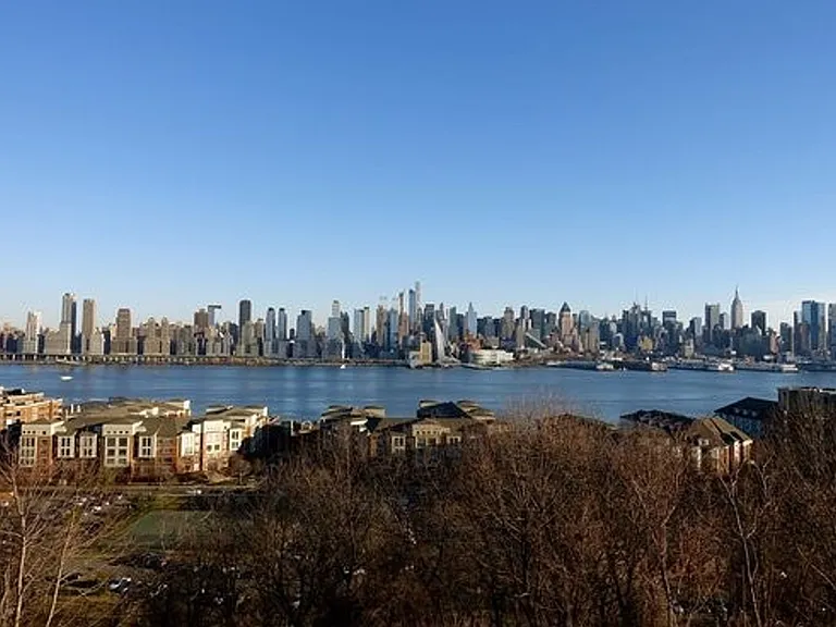 Waterfront Oasis: Luxe Living on Boulevard East, West New York, NJ — Photo 29
