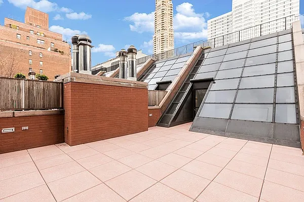 Rented by Solow Realty | media 10