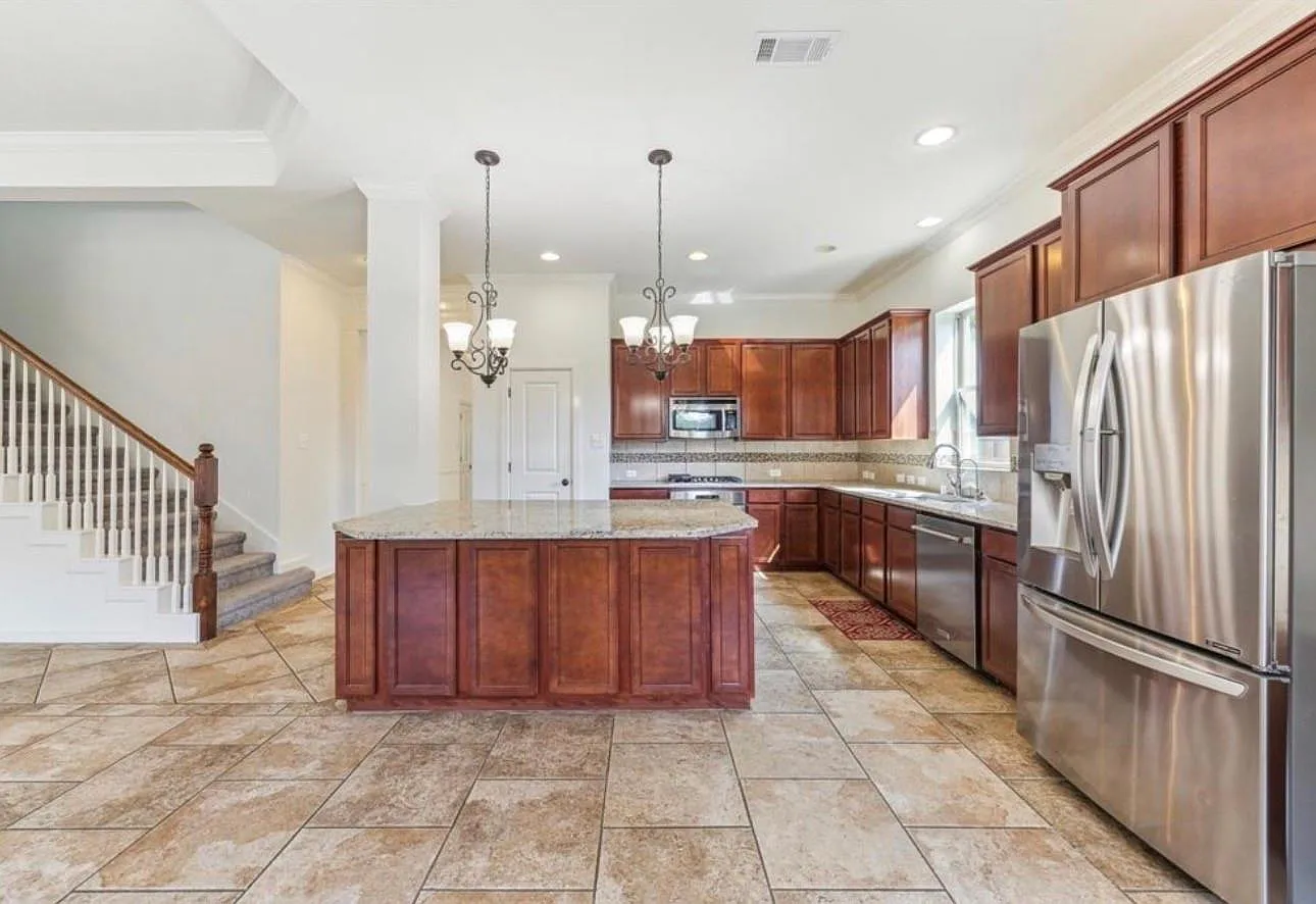 5 bed, 3.5 bath, 4226 sqft, $3,500 — Photo 4