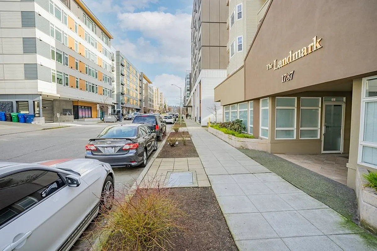 Building Photo - Landmark Apartments