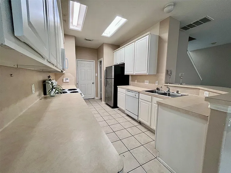 2811 Hackamore Hollow Ln — Photo 4