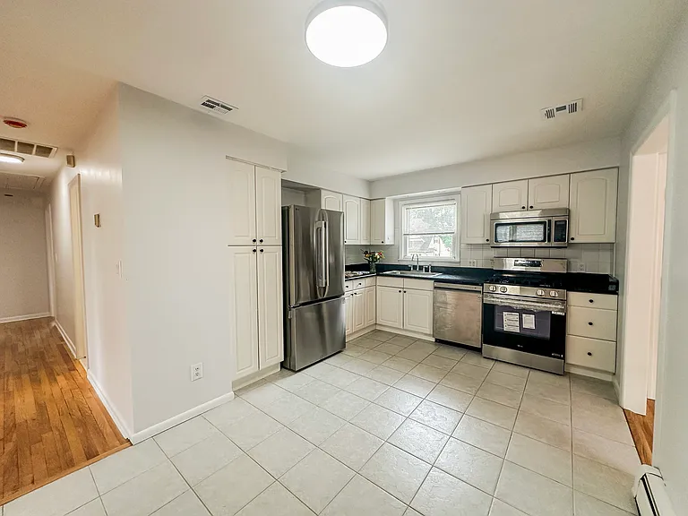 217 Rockland Ave — Photo 9