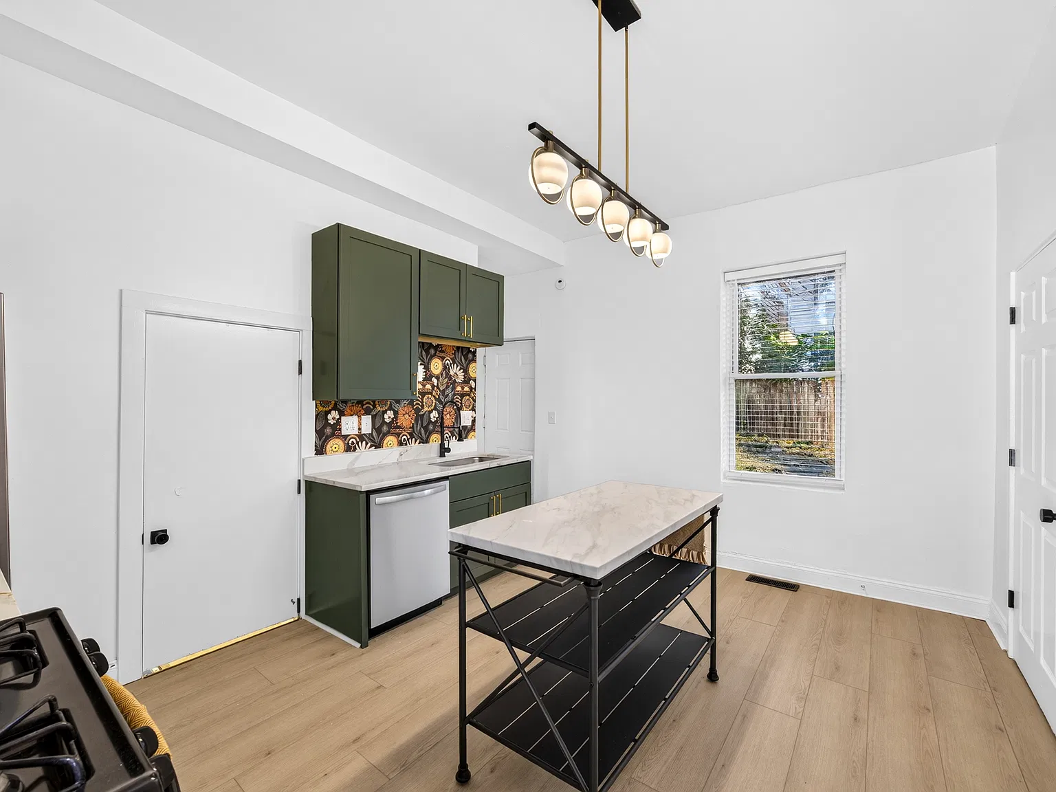 3 bed, 1.5 bath, 1800 sqft, $2,200 — Photo 3