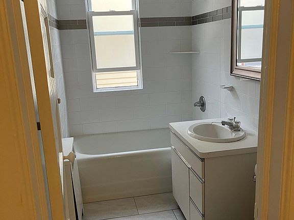 2nd image of 418 Richmond Ave #4