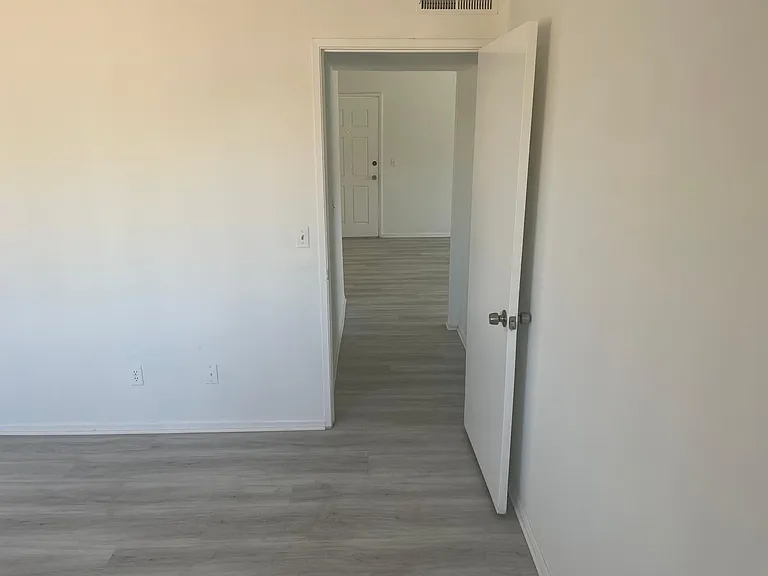 333 W Lexington Dr — Photo 5