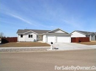 2005 Lakeside St, Minot, ND 58703