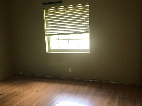4th image of 858 NE 121st St
