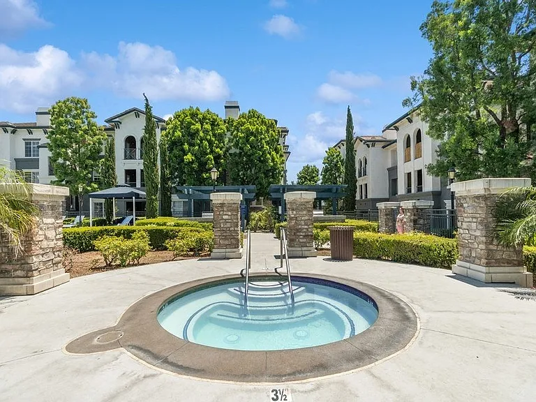 Victoria Arbors Apartment Homes — Photo 9