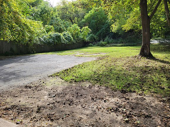 5th image of 220 Valley Dr