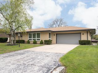 8609 N Manor Ln, Fox Pt, WI 53217