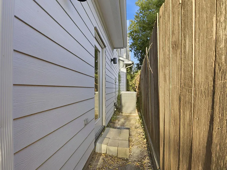 2028 Tuam St — Photo 36