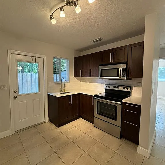 1713 N Dixie Hwy #3 — Photo 6