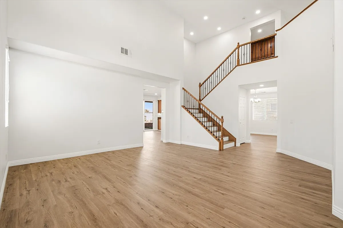4 bed, 3163 sqft, $4,000 — Photo 3