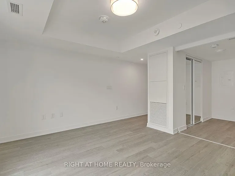3 Strathgowan Ave #301 — Photo 7