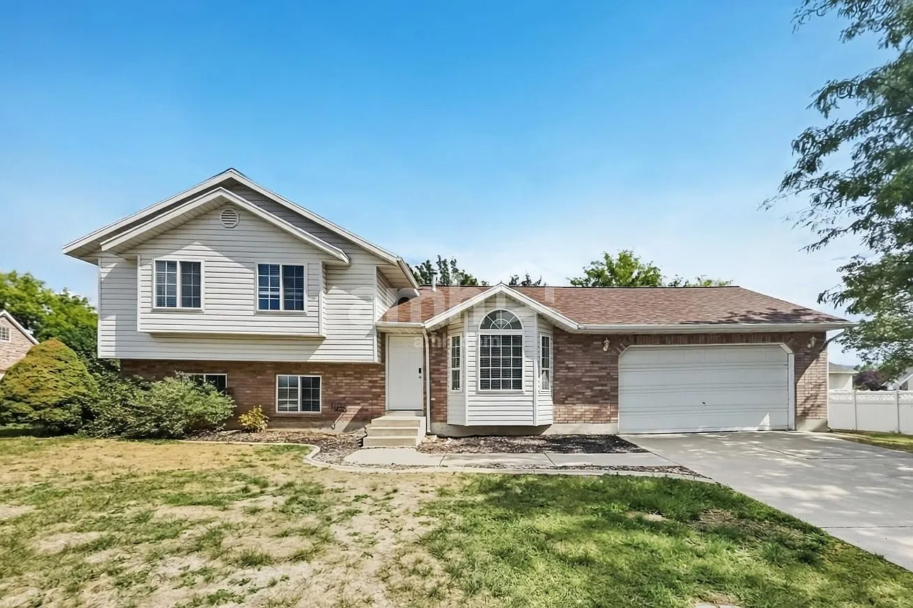 5 bed, 3.0 bath, 2342 sqft, $2,545 — Photo 1