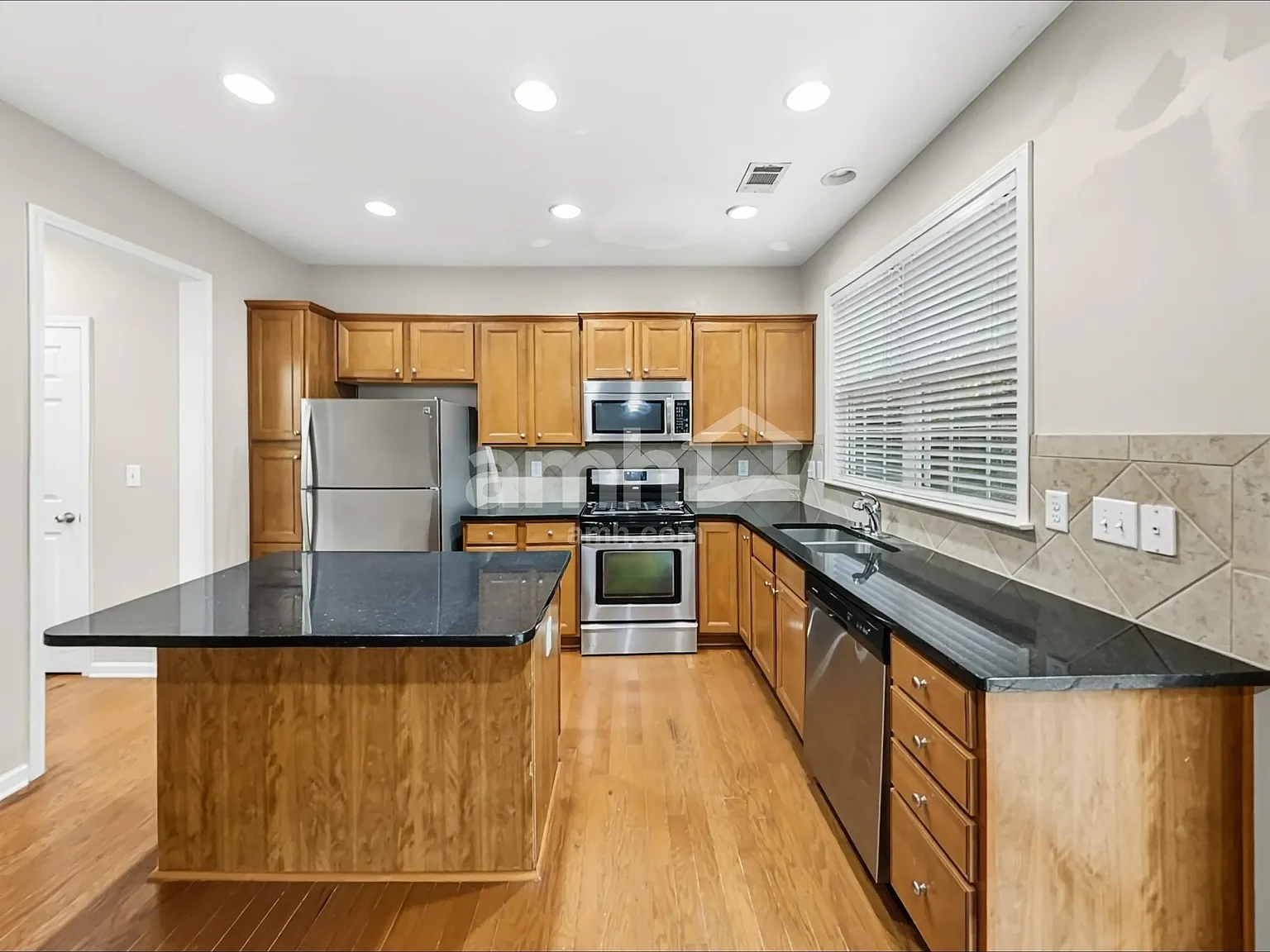 3 bed, 2.5 bath, 2003 sqft, $2,405 — Photo 4