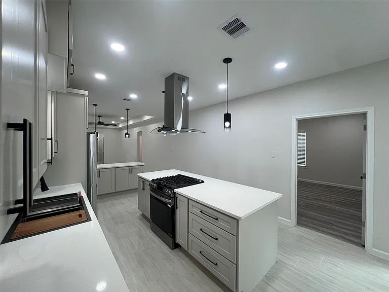 817 Center St — Photo 5