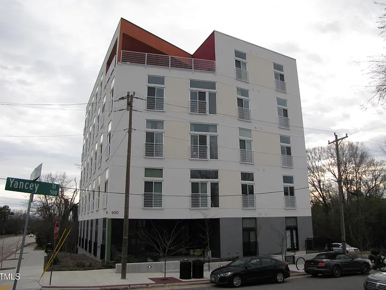 600 S Duke St #23 — Photo 1