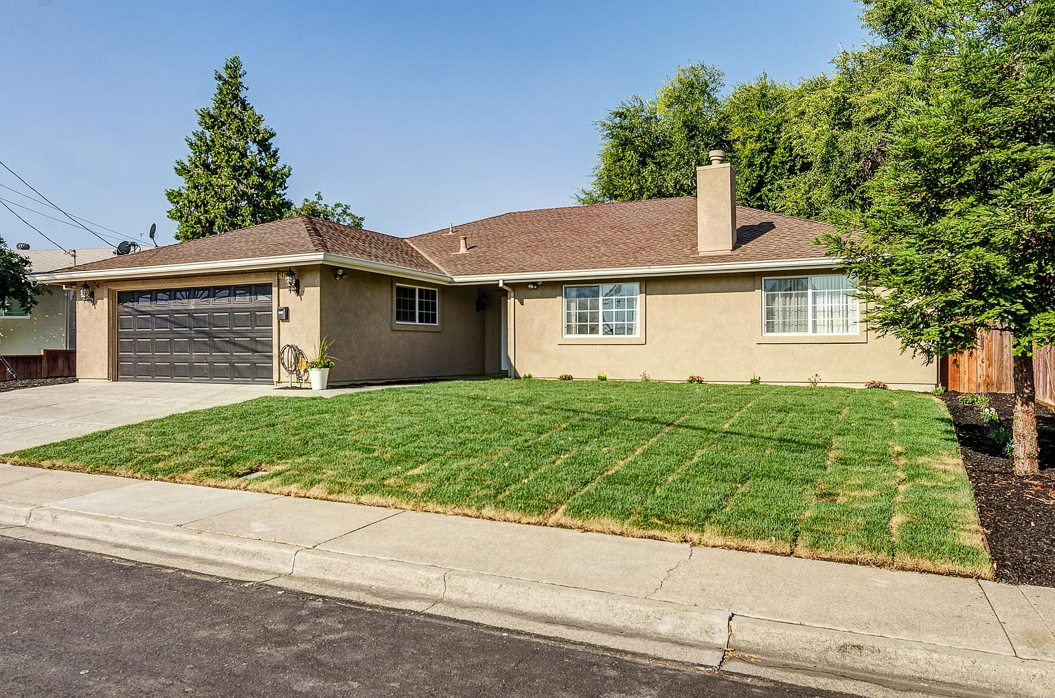 2028 Crestwood Dr photo 1