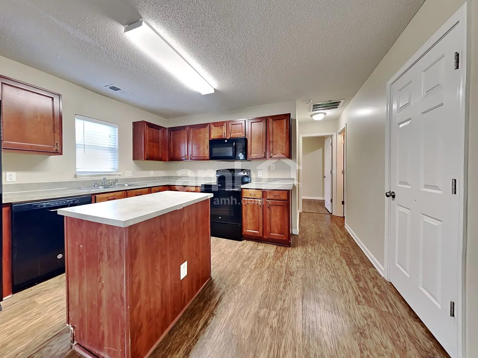 4 bed, 3.0 bath, 2045 sqft, $2,555 — Photo 4