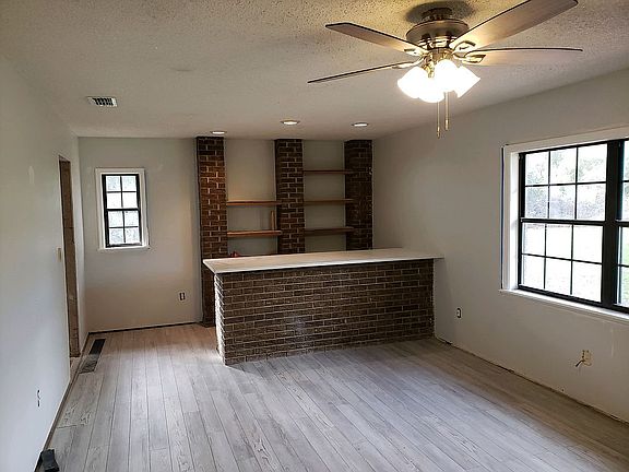 3rd image of 161 Live Oak St