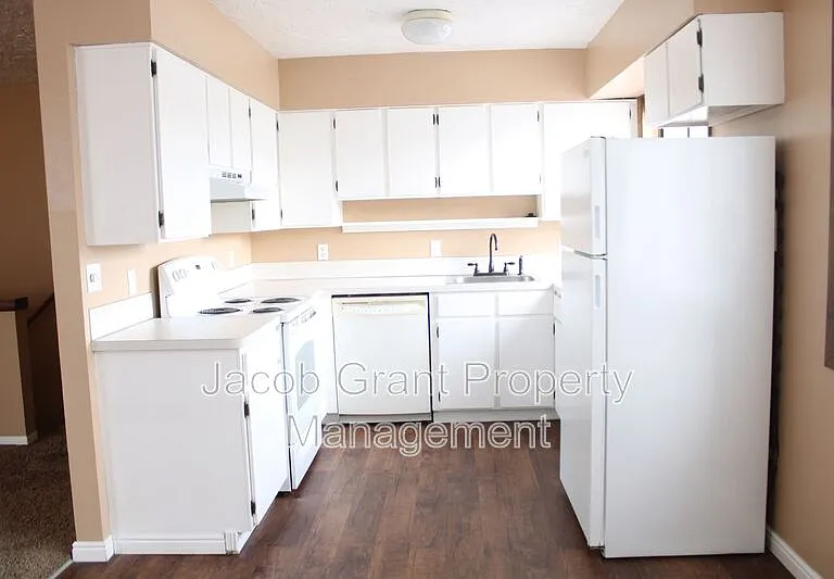 2215 Gail Dr — Photo 3
