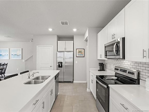 5th image of 351 SE Angler Dr