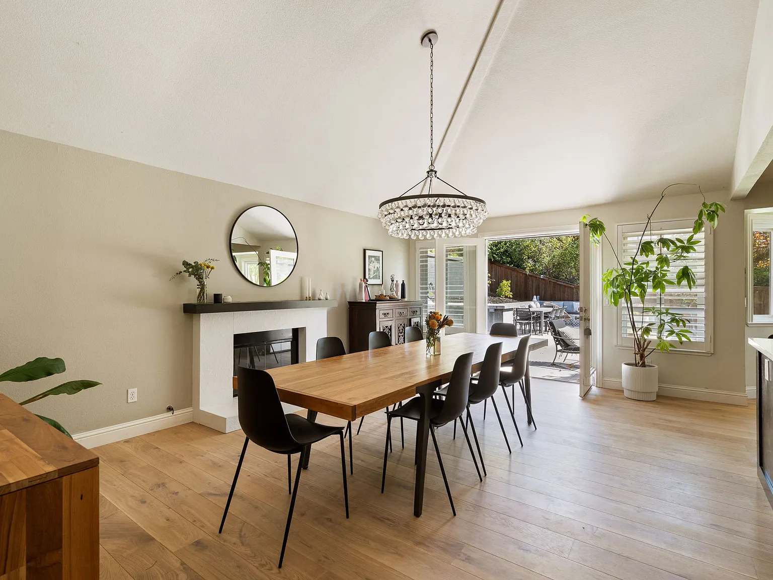 3 bed, 2.5 bath, 2510 sqft, $8,800 — Photo 4