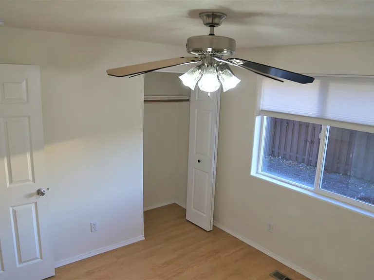 137 SW Wake Robin Ave — Photo 7