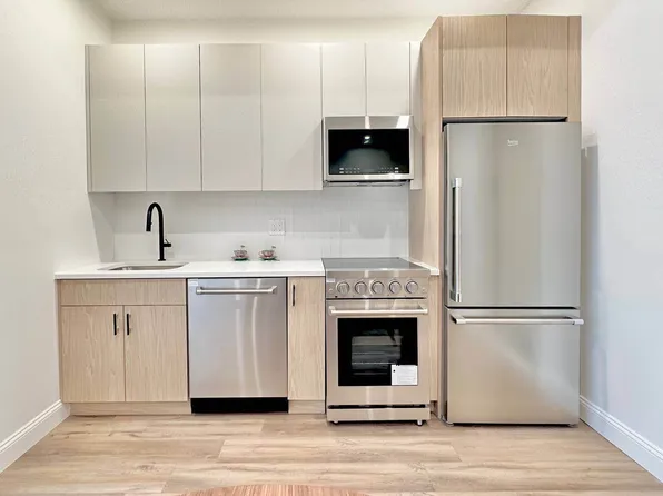 264 Sullivan Place image 4 of 7