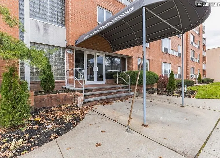205 Mineola Blvd #2I — Photo 6