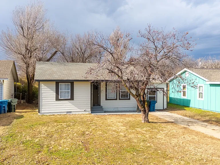 1621 Thompson Dr — Photo 2
