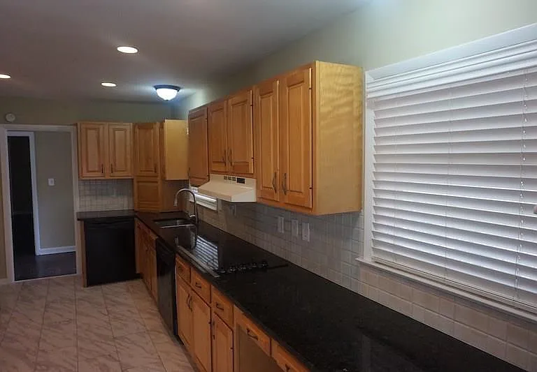 1403 Stephens Dr NE — Photo 3