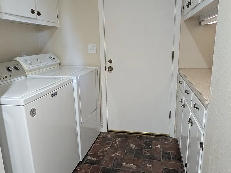 3810 N Rockwell Ave — Photo 3