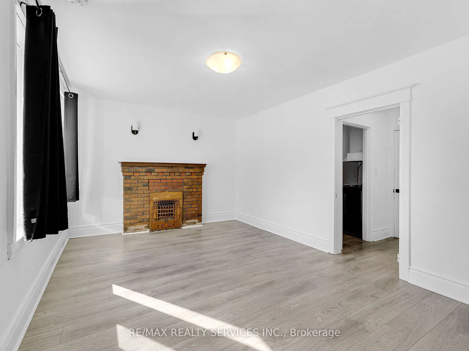 5 Fairholt Rd N — Photo 2