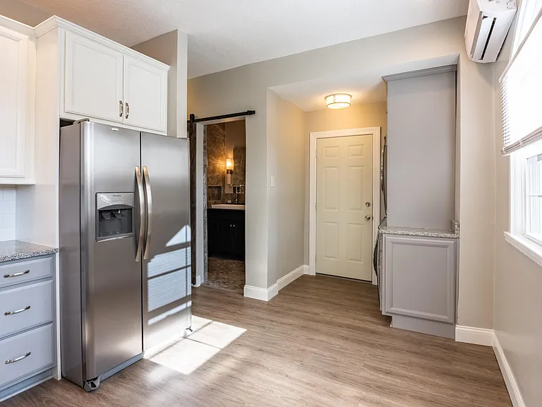 535 W Berry St #2 — Photo 6