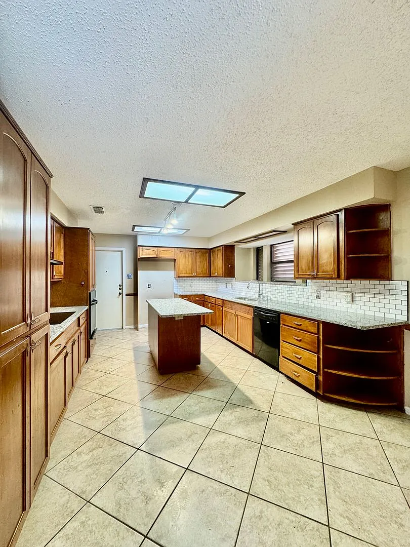 3 Bedroom | 2 Bathroom | 2-Car Garage Home--Prime Location on Southside — Photo 3