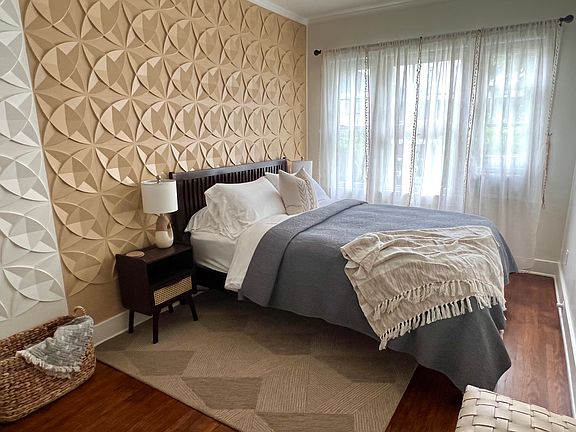 Bedroom (queen bed)
